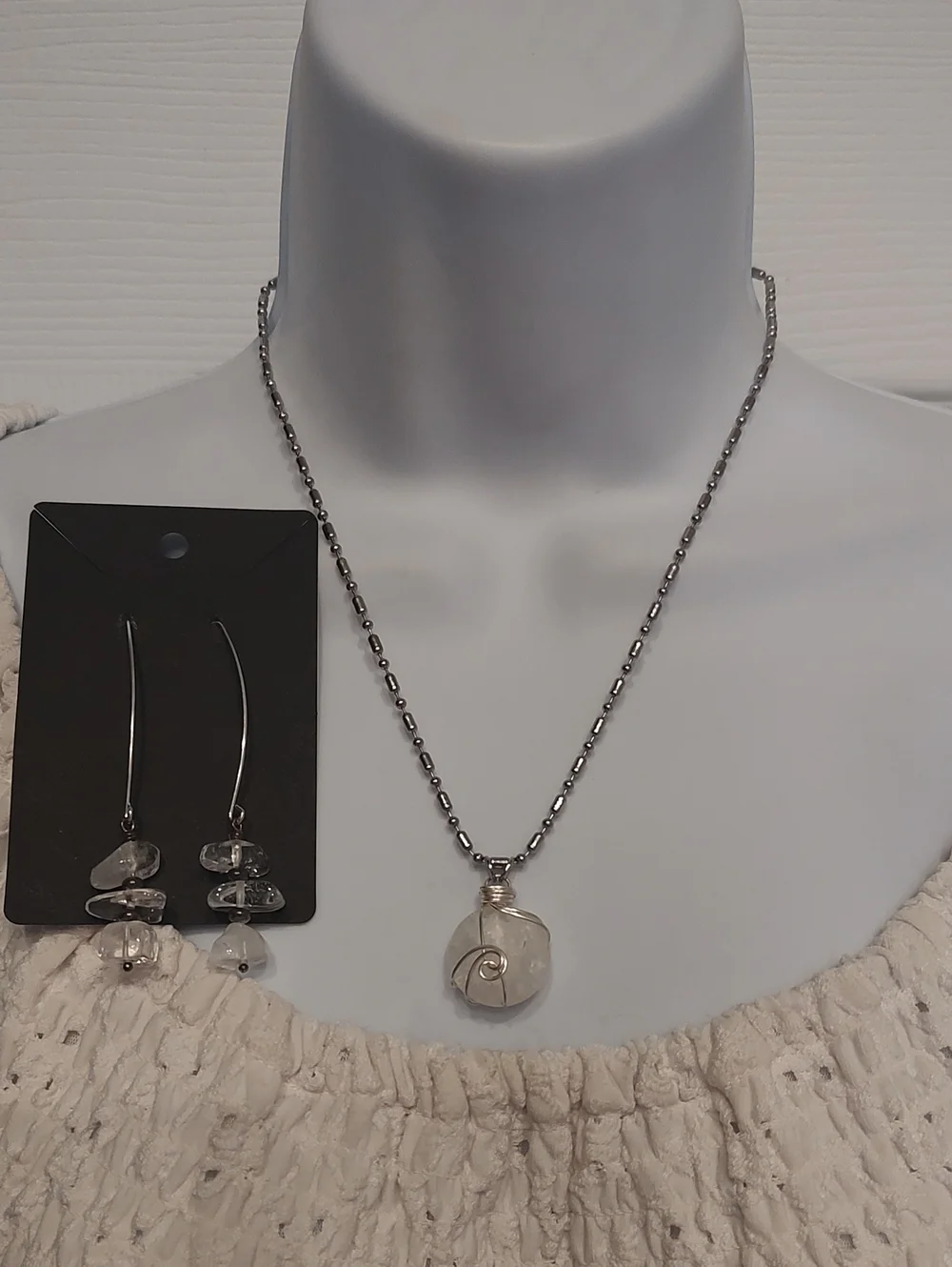 Frosted Glass Wire Wrapped Pendant Necklace 18